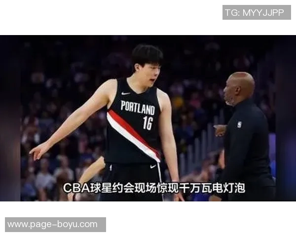 杨瀚森与女友约会被翻译哥打扰网友调侃成电灯泡真搞笑